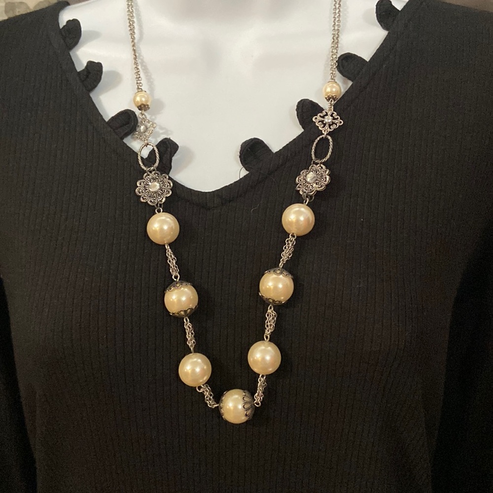 Vintage Women's Gold Tone White & Frost
Beaded & Faux Pearl Chain Necklace